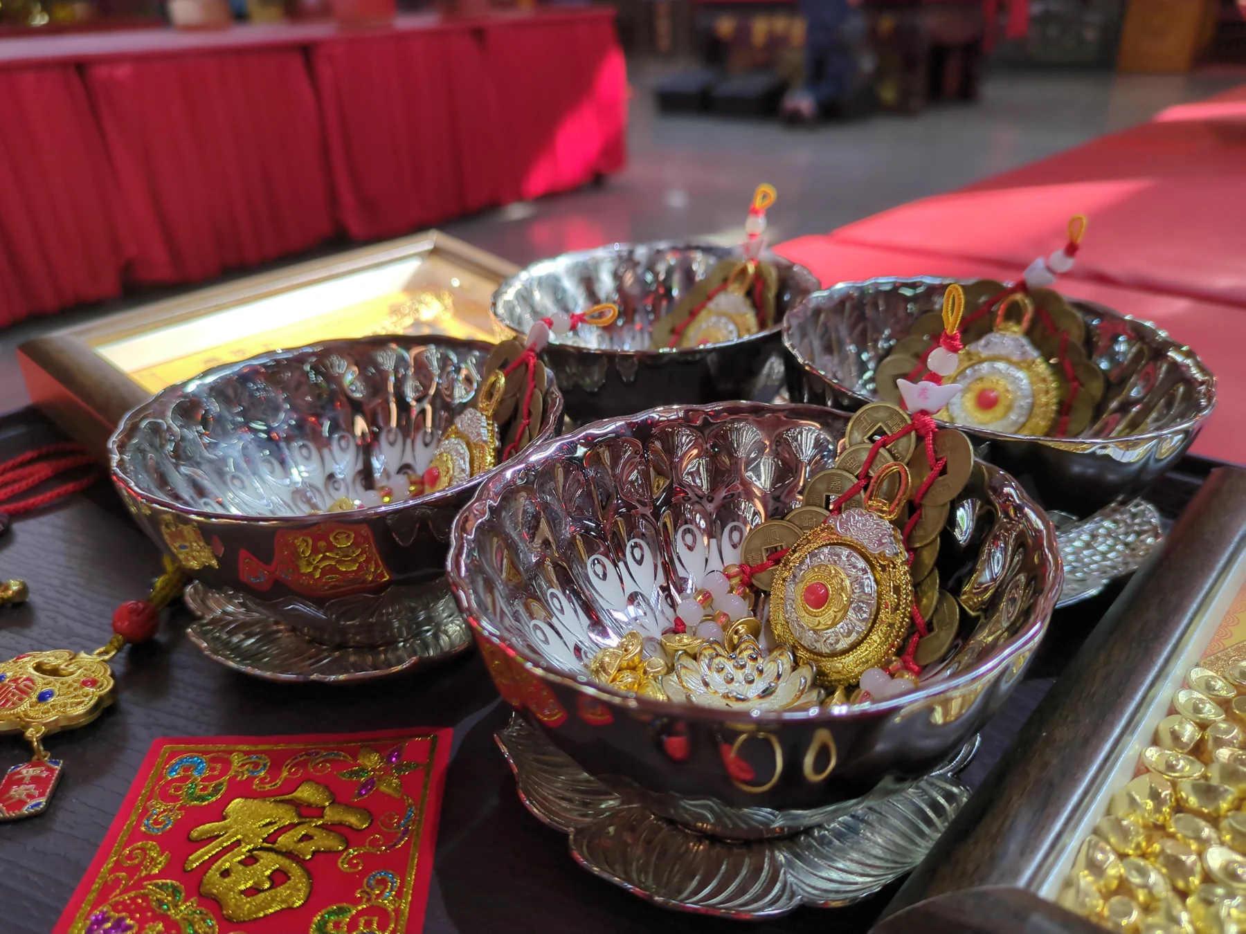 聚寶盆於廟宇供桌前的實拍紀錄